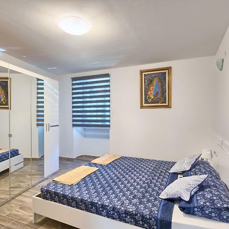 Old Town Apartments In City Center Pula Extérieur photo