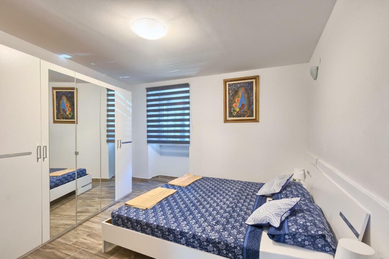 Old Town Apartments In City Center Pula Extérieur photo