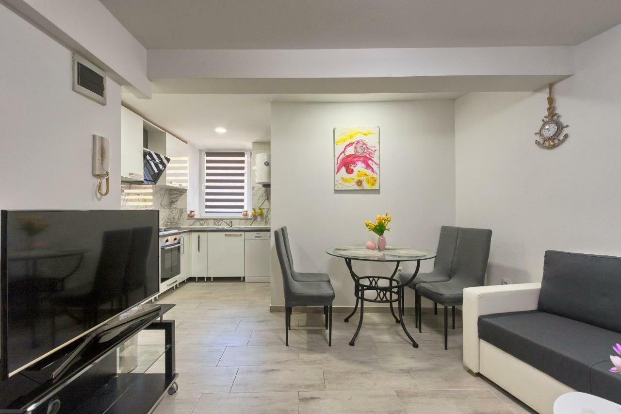 Old Town Apartments In City Center Pula Extérieur photo