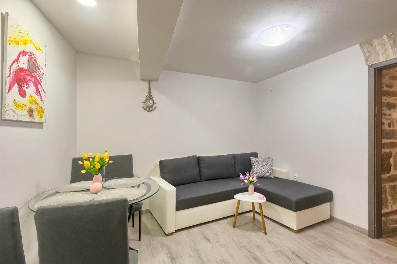 Old Town Apartments In City Center Pula Extérieur photo