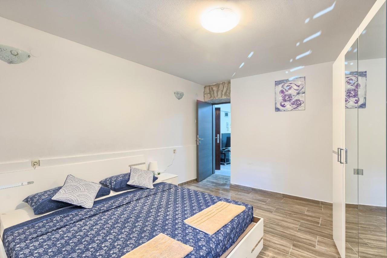 Old Town Apartments In City Center Pula Extérieur photo